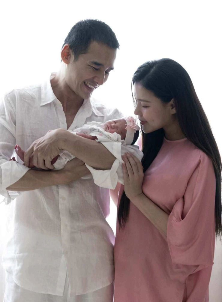 Ảnh sao 17/10: Hari Won ngại ngùng khi ngồi vào lòng Trấn Thành Ảnh sao 17/10: Hari Won ngại ngùng khi ngồi vào lòng Trấn Thành
