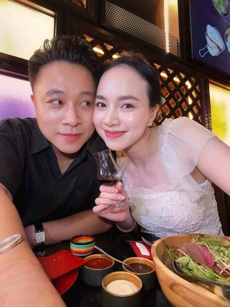 Ảnh sao 20/10: MC Quỳnh Chi mang thai con thứ hai