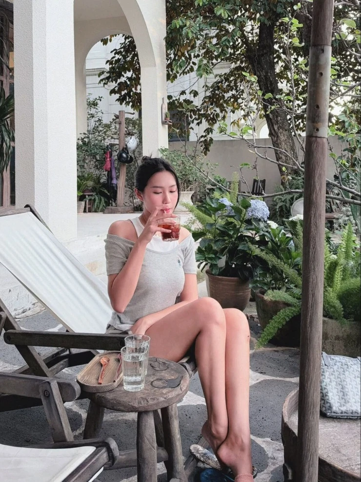 Ảnh sao 20/10: MC Quỳnh Chi mang thai con thứ hai