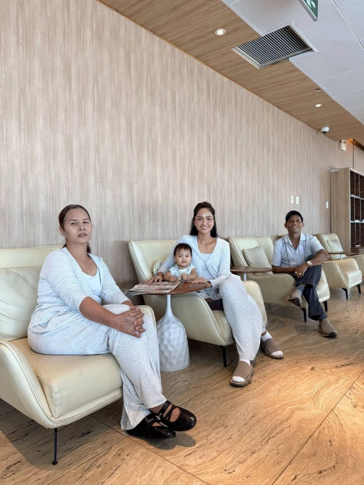 Ảnh sao 20/10: MC Quỳnh Chi mang thai con thứ hai