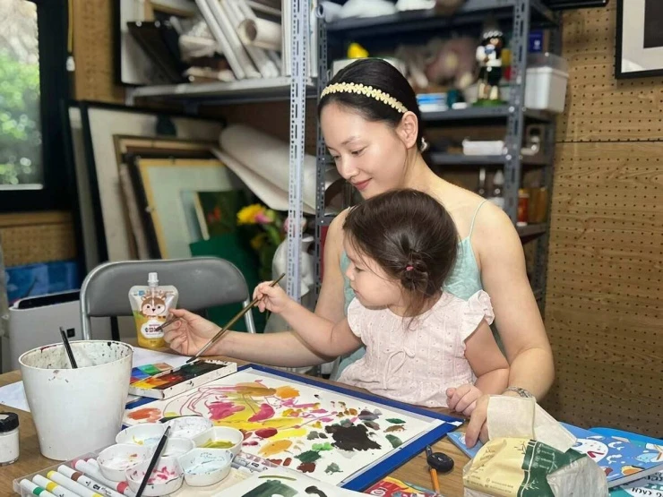 Ảnh sao 20/10: MC Quỳnh Chi mang thai con thứ hai