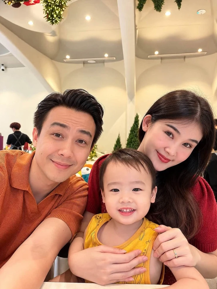 Ảnh sao 20/10: MC Quỳnh Chi mang thai con thứ hai