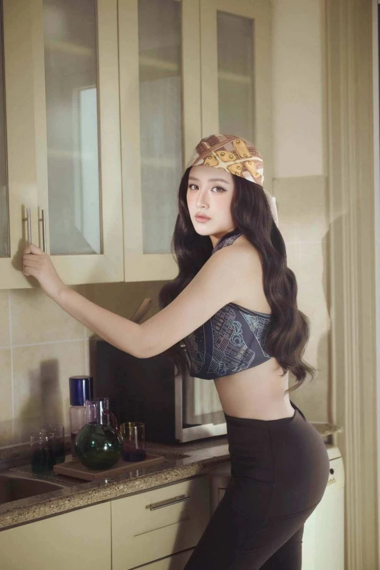 Ảnh sao 22/10: Mai Phương Thúy quấn khăn thay áo khoe eo phẳng
