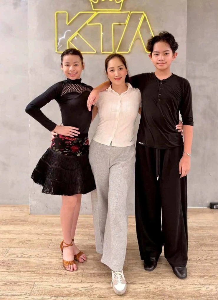 Ảnh sao 22/10: Mai Phương Thúy quấn khăn thay áo khoe eo phẳng