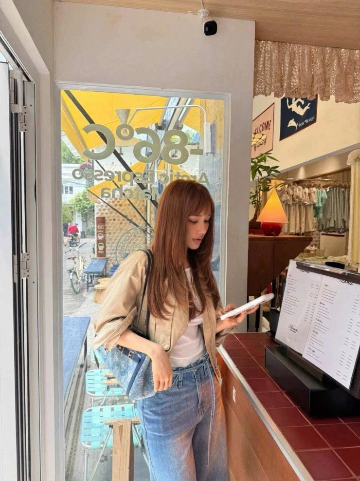 Ảnh sao 22/10: Mai Phương Thúy quấn khăn thay áo khoe eo phẳng