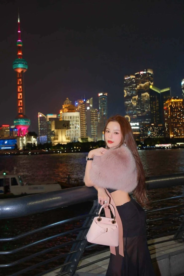 Ảnh sao 22/10: Mai Phương Thúy quấn khăn thay áo khoe eo phẳng