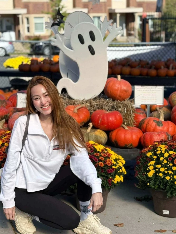 Ảnh sao 28/10: Ngân Khánh đi chợ bí ngô Halloween ở Mỹ