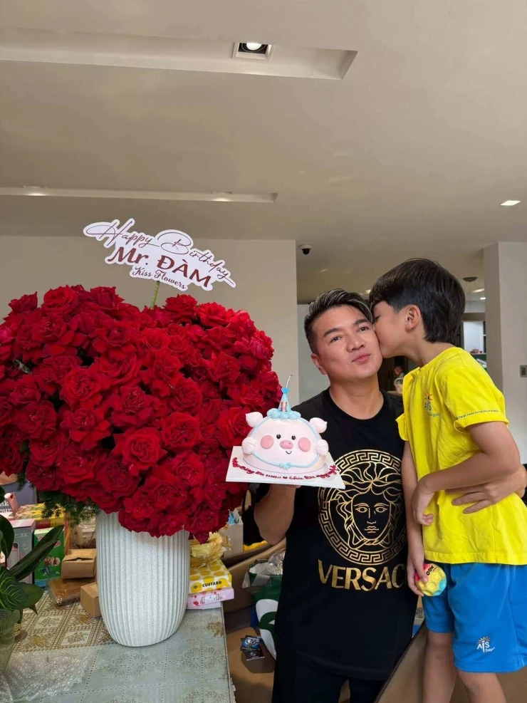 Ảnh sao 3/10: Con trai hôn má mừng sinh nhật Đàm Vĩnh Hưng