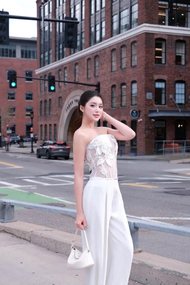 Ảnh sao 4/10: HHen Niê diện mốt dân chơi thập niên 90 đi xem show