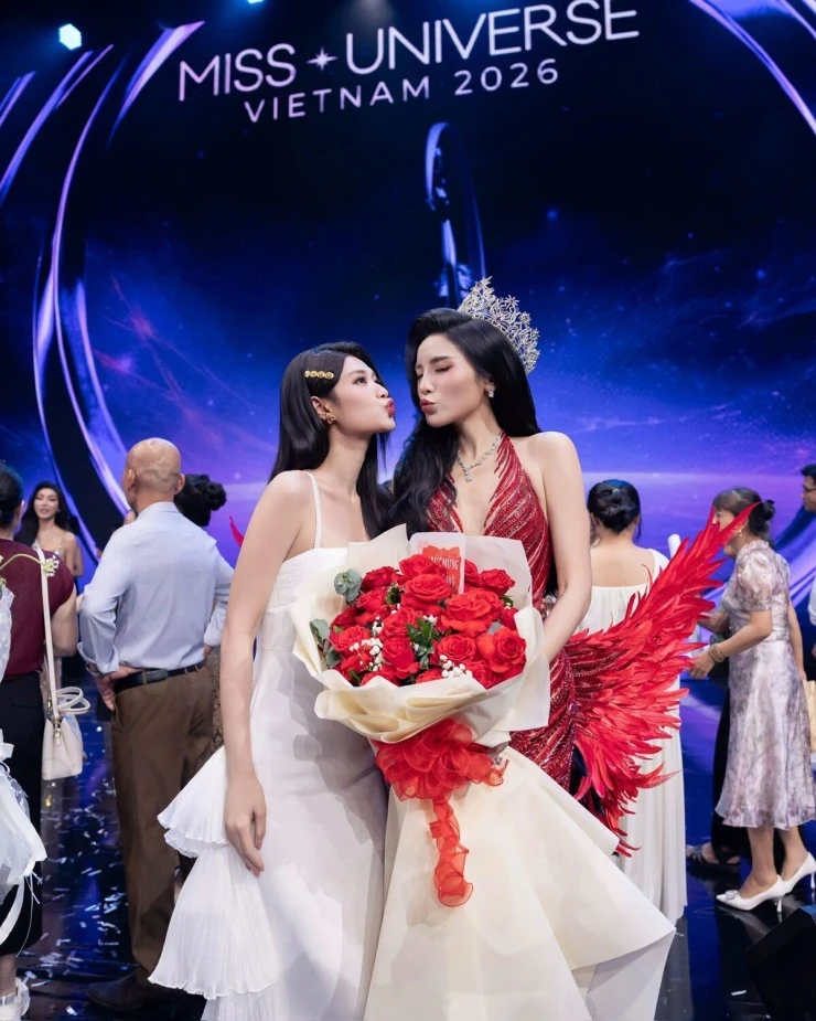 Ảnh sao 4/10: HHen Niê diện mốt dân chơi thập niên 90 đi xem show