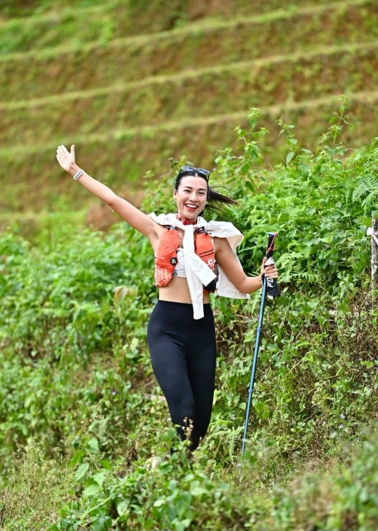 Ảnh sao 8/10: Ngân Khánh khoe vẻ gợi cảm với bikini nhỏ xíu