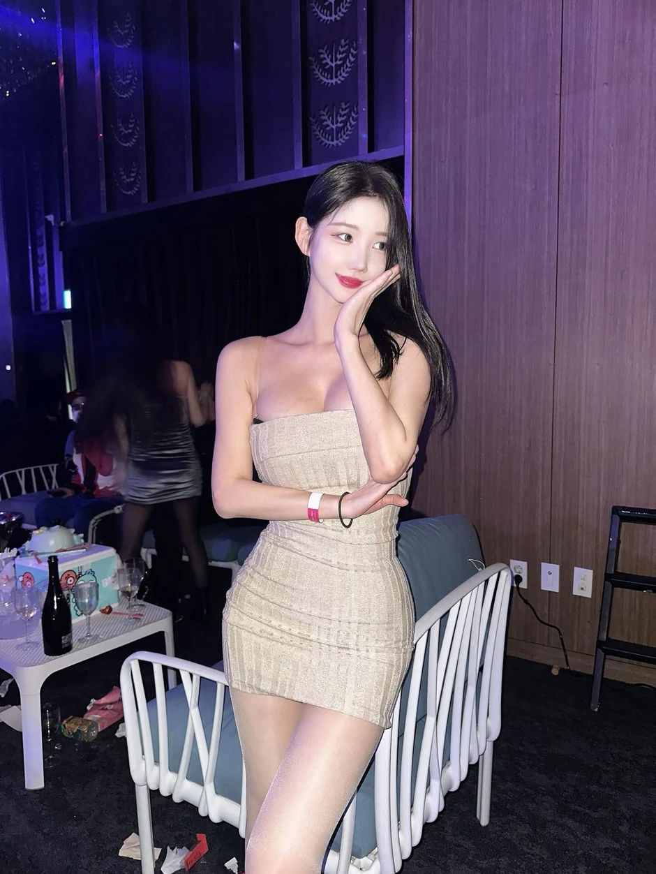 Bất ngờ ghé thăm Việt Nam, nữ idol khoe dáng bốc lửa, khiến fan tiếc "nháo nhào" săn chữ ký