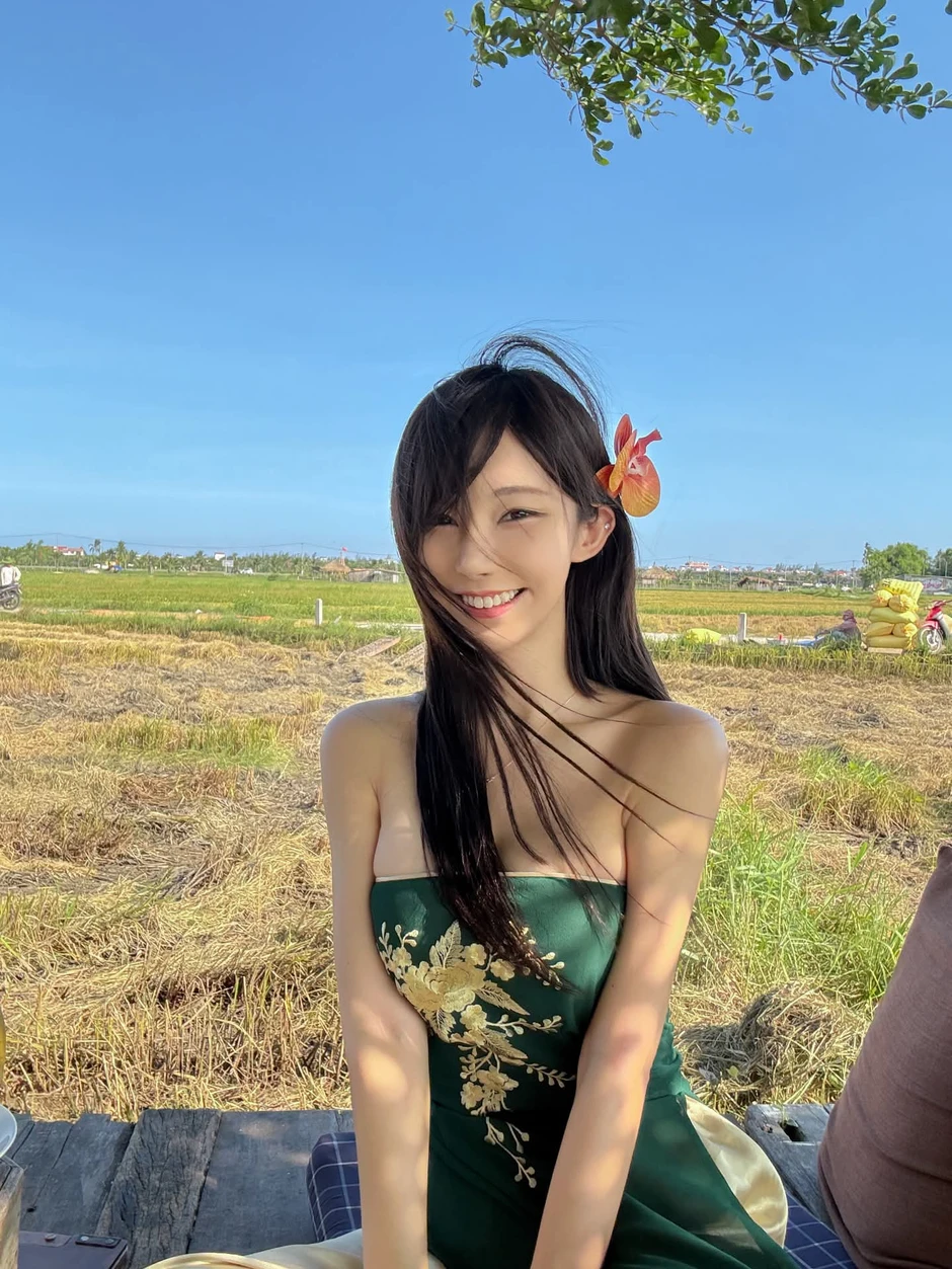 Bất ngờ sang Việt Nam, nữ idol xinh đẹp khiến fan được một phen ngỡ ngàng Bất ngờ sang Việt Nam, nữ idol xinh đẹp khiến fan được một phen ngỡ ngàng