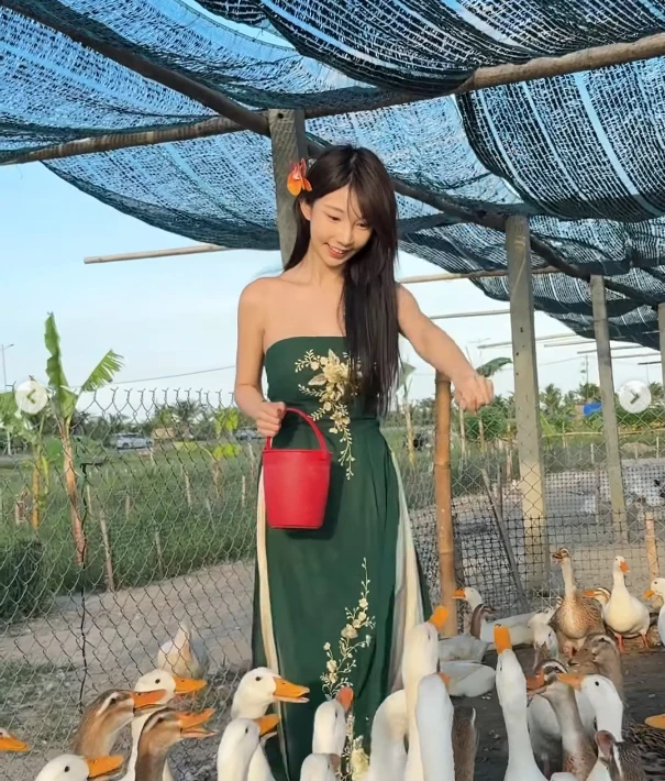 Bất ngờ sang Việt Nam, nữ idol xinh đẹp khiến fan được một phen ngỡ ngàng Bất ngờ sang Việt Nam, nữ idol xinh đẹp khiến fan được một phen ngỡ ngàng