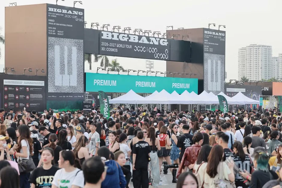 Biển người đổ về Mỹ Đình, giao thông tê liệt Biển người đổ về Mỹ Đình, giao thông tê liệt