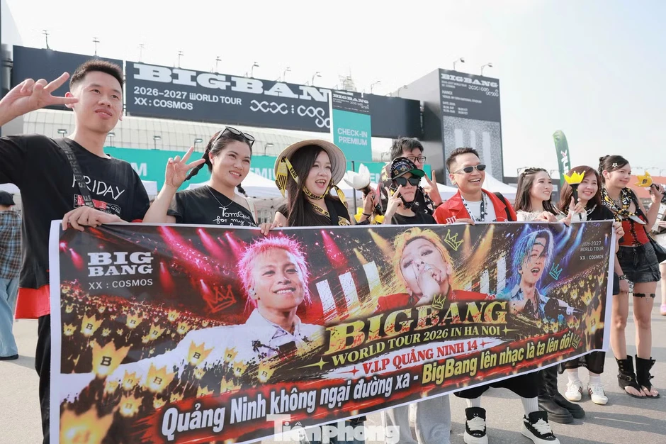 Biển người đổ về Mỹ Đình, giao thông tê liệt Biển người đổ về Mỹ Đình, giao thông tê liệt