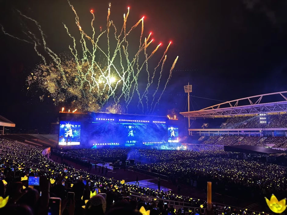 Big Bang nằm vật ra sân khấu, fan Việt điên đảo ở Mỹ Đình Big Bang nằm vật ra sân khấu, fan Việt điên đảo ở Mỹ Đình