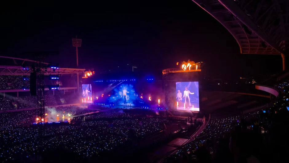 Big Bang nằm vật ra sân khấu, fan Việt điên đảo ở Mỹ Đình Big Bang nằm vật ra sân khấu, fan Việt điên đảo ở Mỹ Đình