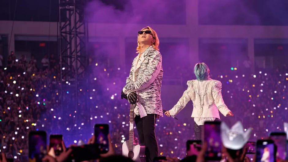 Big Bang nằm vật ra sân khấu, fan Việt điên đảo ở Mỹ Đình Big Bang nằm vật ra sân khấu, fan Việt điên đảo ở Mỹ Đình