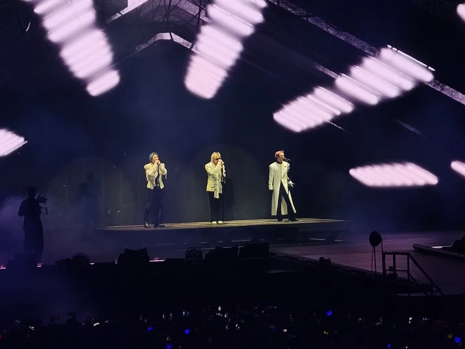 Big Bang nằm vật ra sân khấu, fan Việt điên đảo ở Mỹ Đình Big Bang nằm vật ra sân khấu, fan Việt điên đảo ở Mỹ Đình