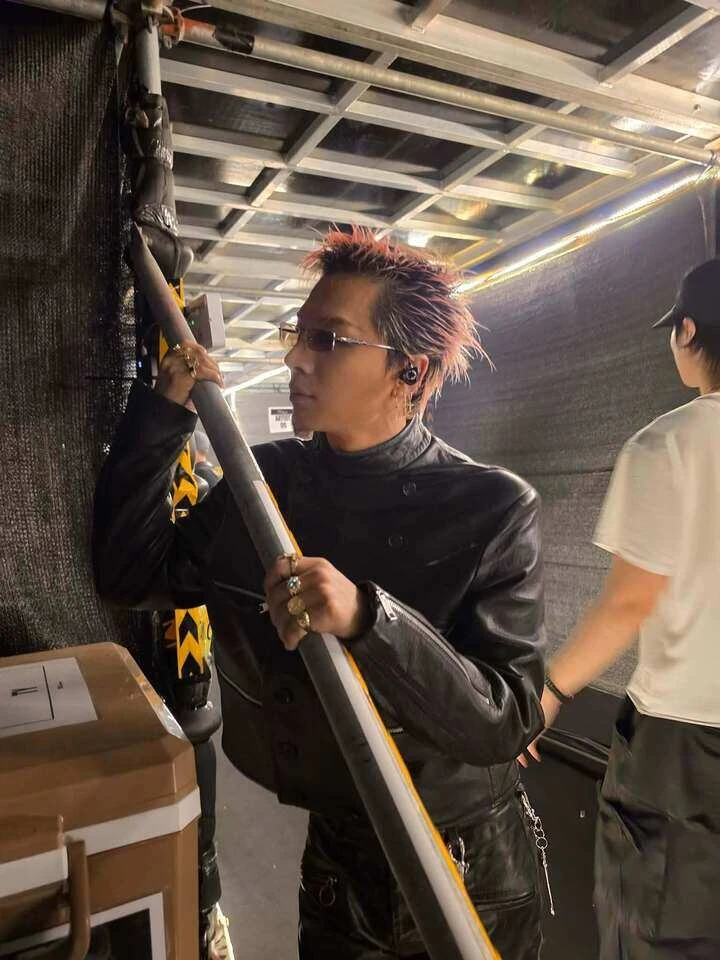 BIGBANG hé lộ loạt ảnh hậu trường sau hai đêm diễn ở Hà Nội BIGBANG hé lộ loạt ảnh hậu trường sau hai đêm diễn ở Hà Nội