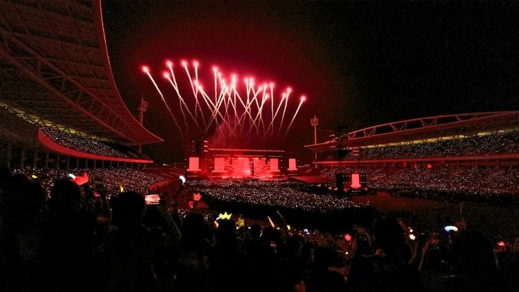 BigBang quỳ gối cảm ơn hàng chục nghìn khán giả Việt Nam BigBang quỳ gối cảm ơn hàng chục nghìn khán giả Việt Nam