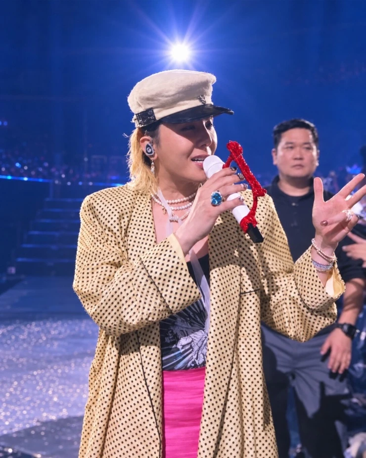 BigBang quỳ gối cảm ơn hàng chục nghìn khán giả Việt Nam BigBang quỳ gối cảm ơn hàng chục nghìn khán giả Việt Nam