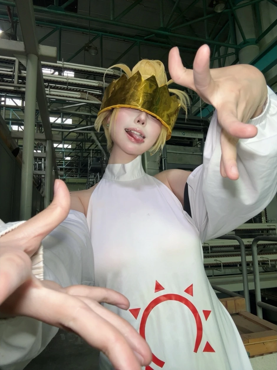Bịt mắt cosplay, hot girl vô tình tạo ra siêu phẩm mùa Halloween Bịt mắt cosplay, hot girl vô tình tạo ra siêu phẩm mùa Halloween