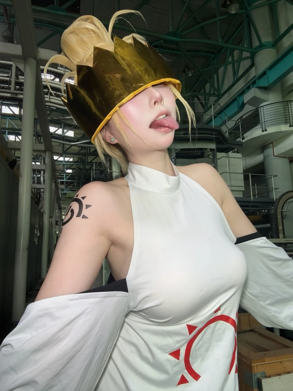 Bịt mắt cosplay, hot girl vô tình tạo ra siêu phẩm mùa Halloween Bịt mắt cosplay, hot girl vô tình tạo ra siêu phẩm mùa Halloween