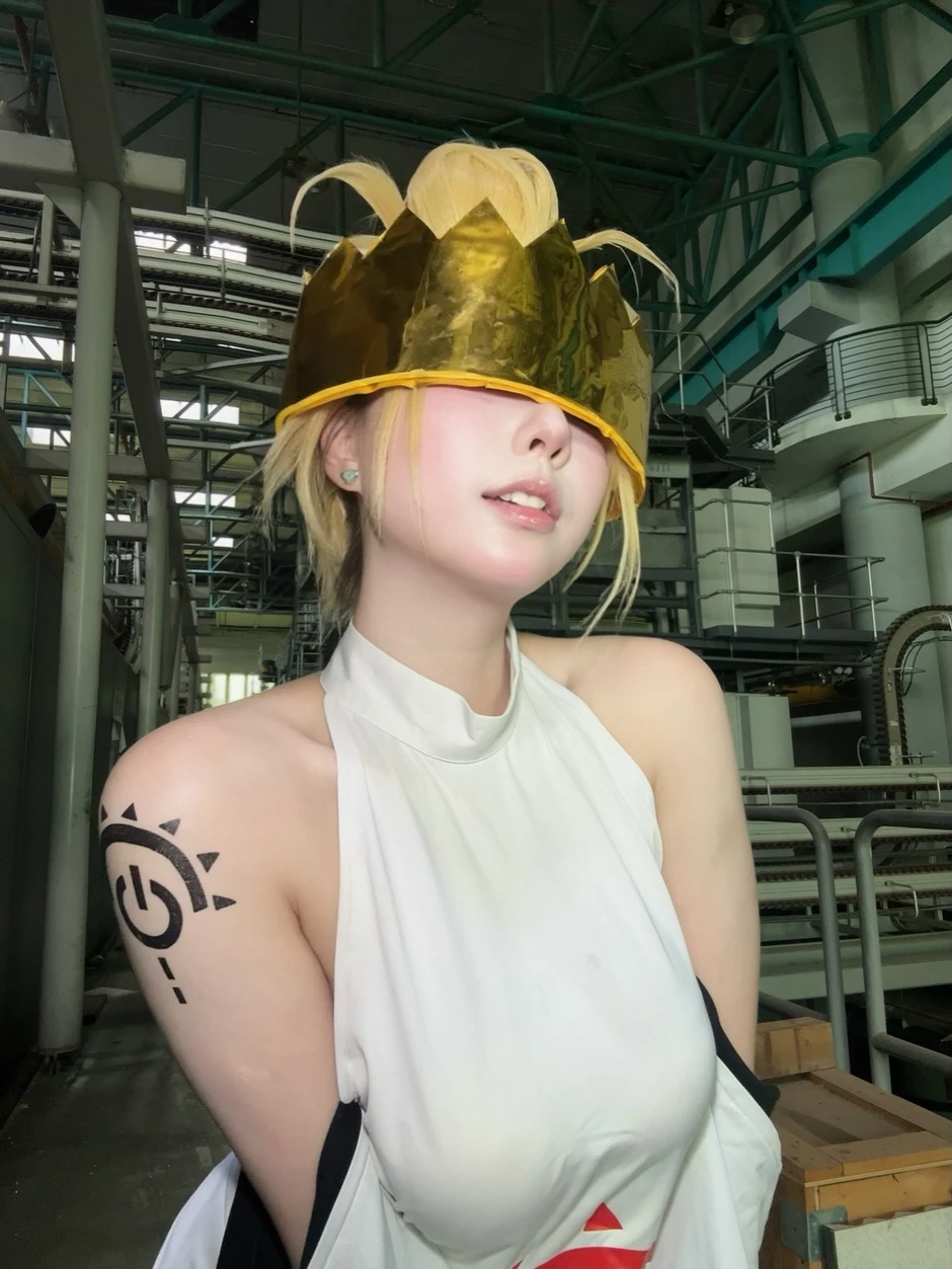 Bịt mắt cosplay, hot girl vô tình tạo ra siêu phẩm mùa Halloween Bịt mắt cosplay, hot girl vô tình tạo ra siêu phẩm mùa Halloween