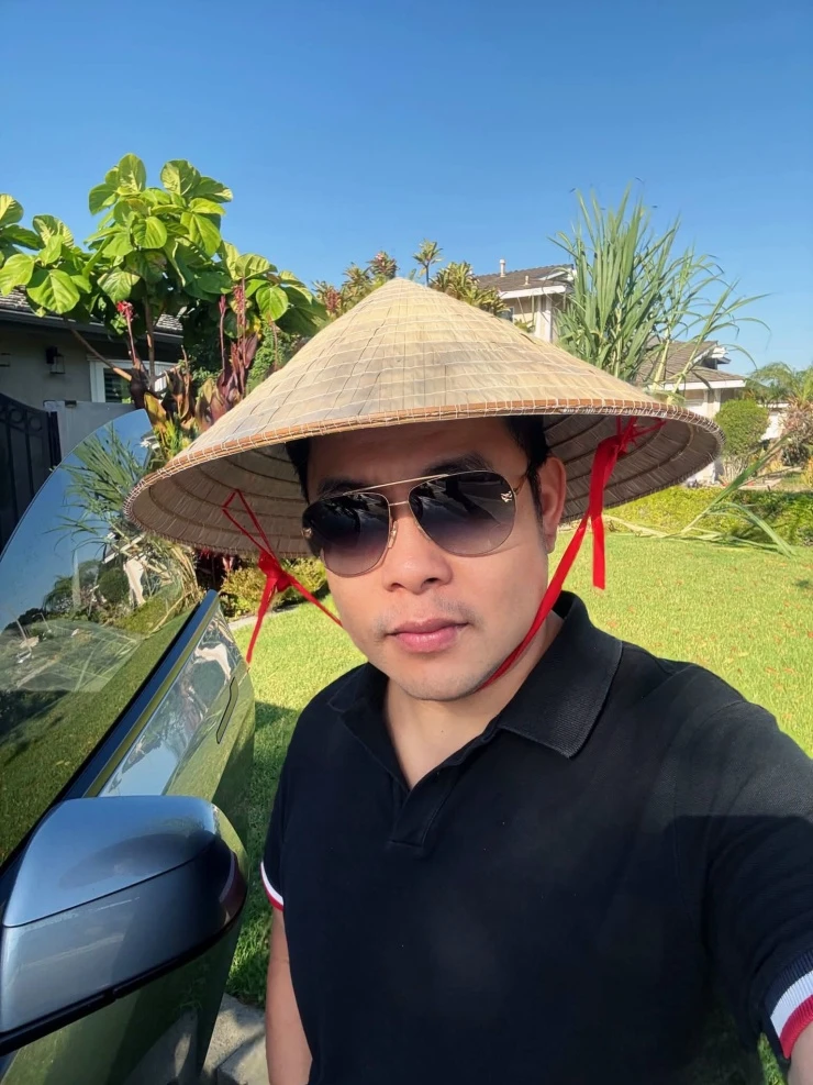 Ca sĩ Quang Lê tưới cây, thưởng thức quả trong vườn nhà triệu đô ở Mỹ