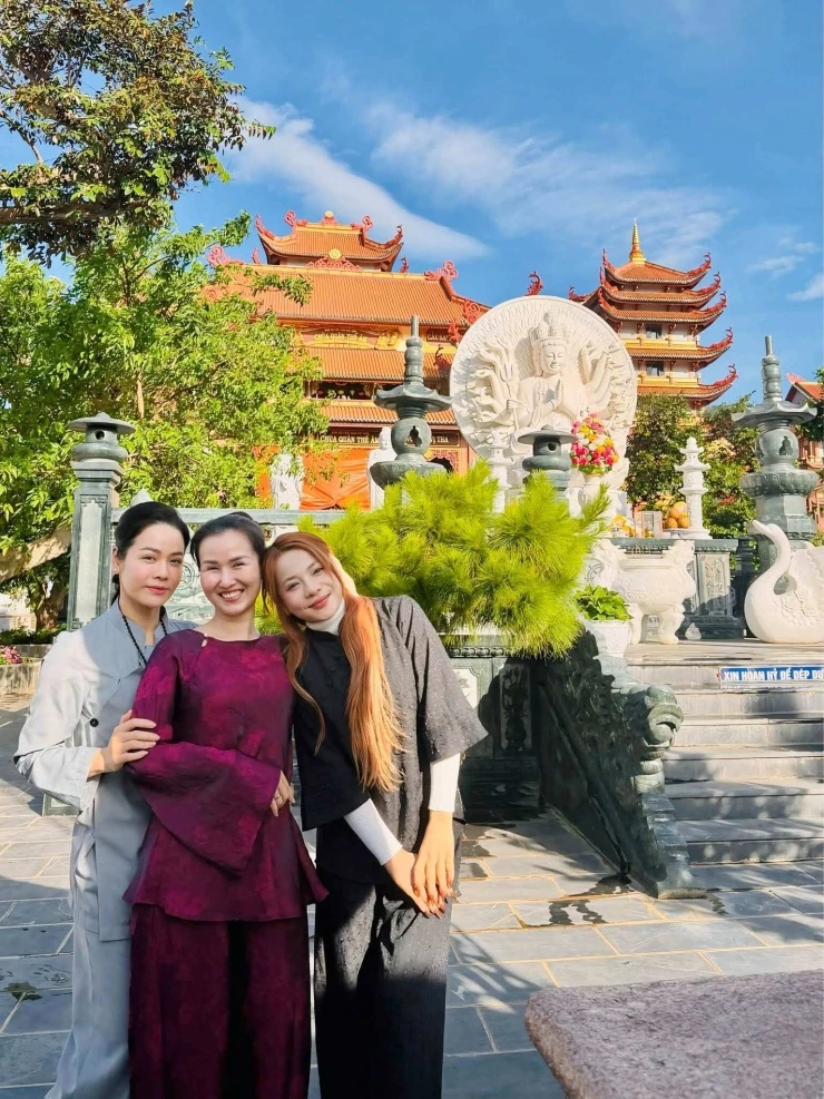 Ca sĩ Võ Hạ Trâm theo bố đi tu tập
