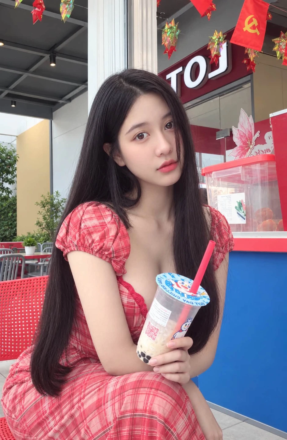 Chỉ uống trà sữa thôi, họa sĩ Minh Thư vẫn dễ dàng khiến người xem "gục ngã"