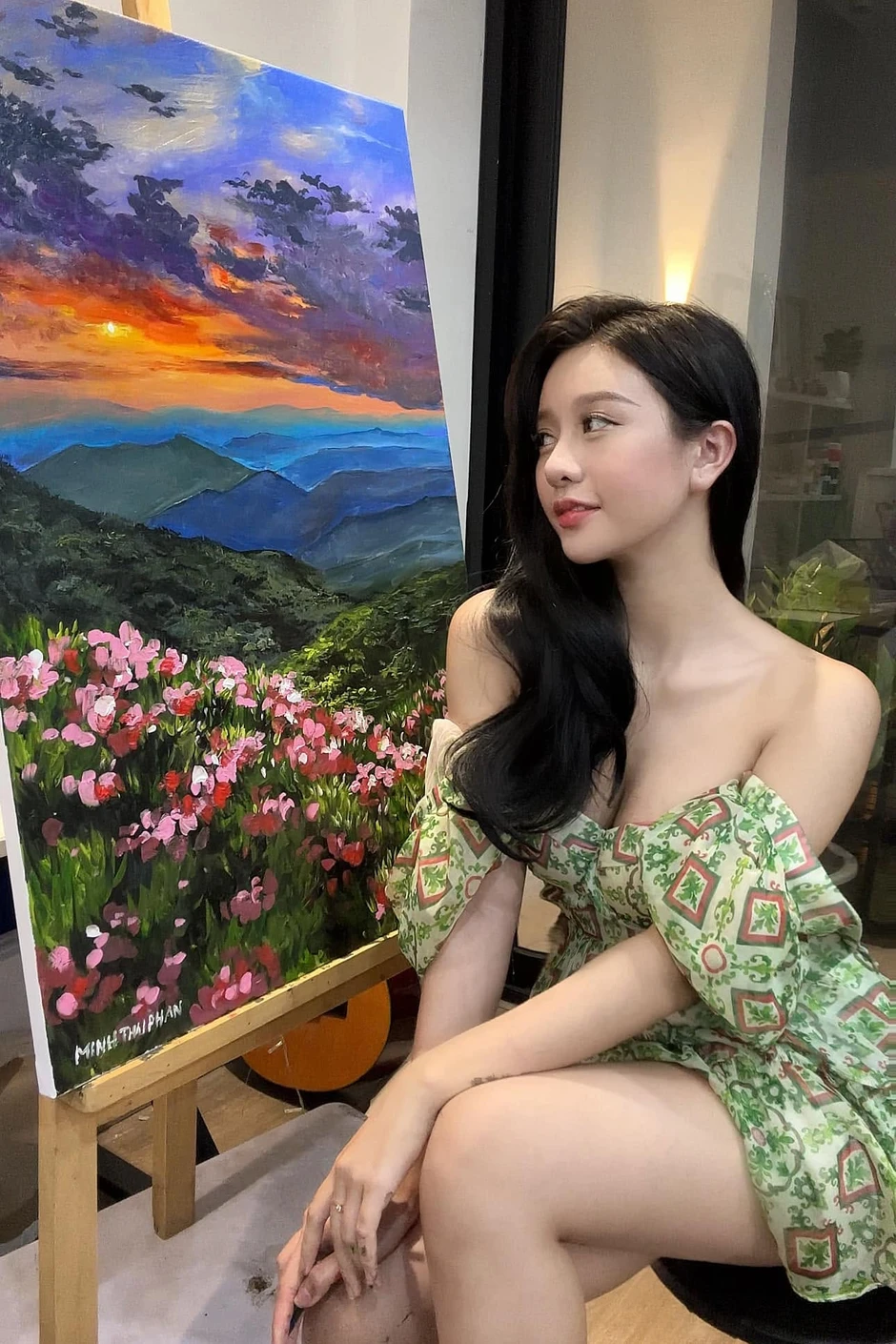 Chỉ uống trà sữa thôi, họa sĩ Minh Thư vẫn dễ dàng khiến người xem "gục ngã"