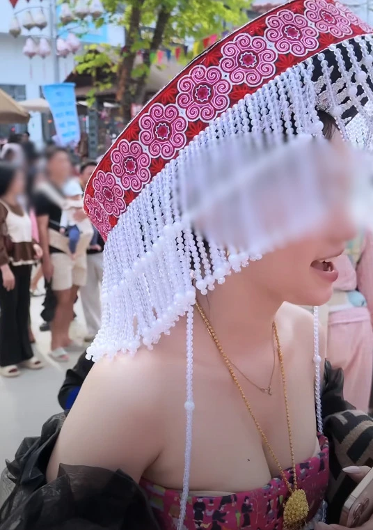 Cô gái diện đồ phản cảm đi lễ hội Mông gây tranh cãi Cô gái diện đồ phản cảm đi lễ hội Mông gây tranh cãi