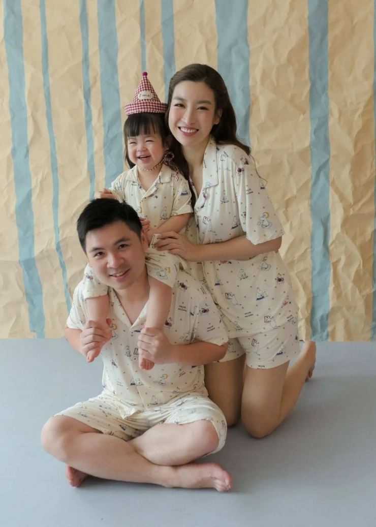 Con gái Đỗ Mỹ Linh gây sốt khi viết số 9 ngược Con gái Đỗ Mỹ Linh gây sốt khi viết số 9 ngược