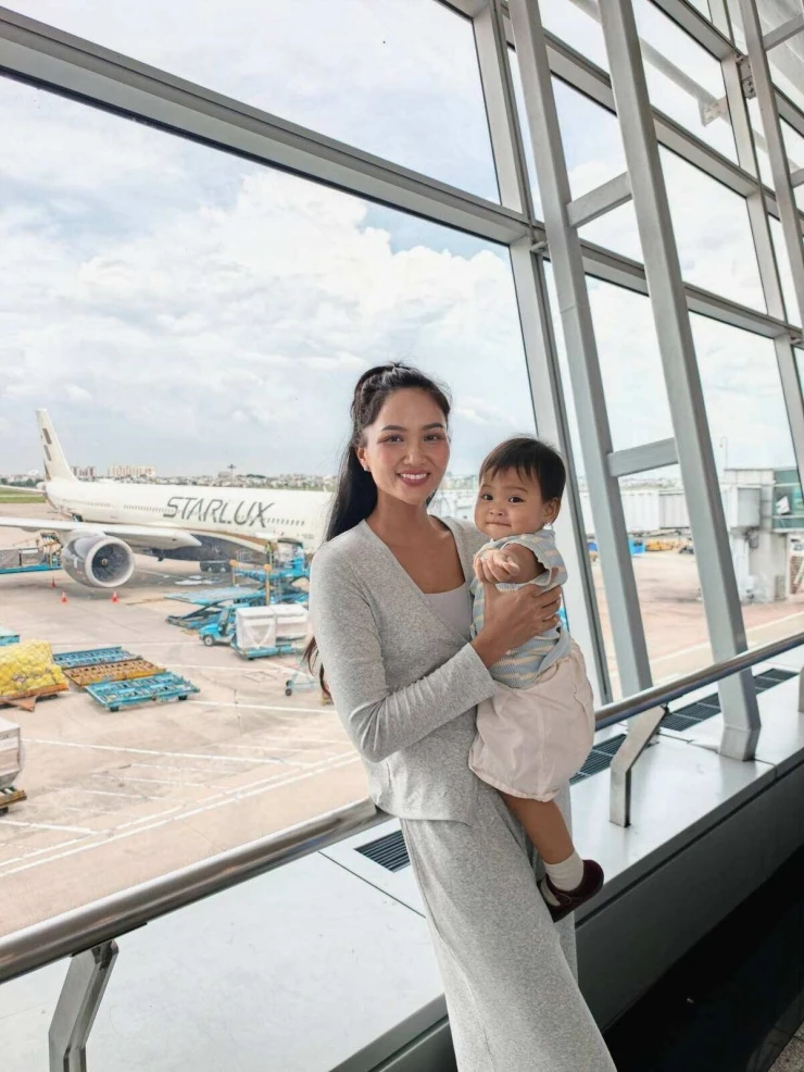 Con gái HHen Niê cười tít mắt trong chuyến du lịch châu Âu đầu đời