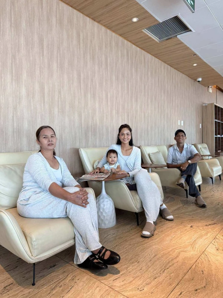 Con gái HHen Niê cười tít mắt trong chuyến du lịch châu Âu đầu đời