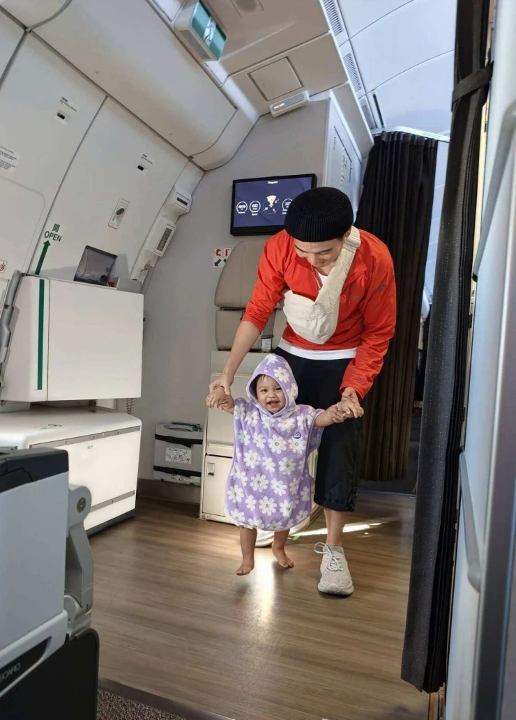 Con gái HHen Niê cười tít mắt trong chuyến du lịch châu Âu đầu đời