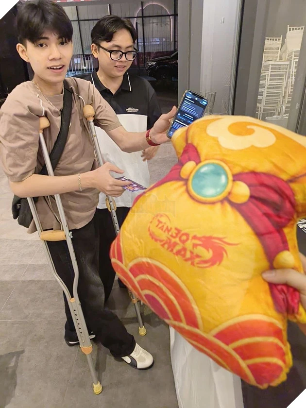Cộng Đồng Tân 3Q: MAX “Xôm” Từ Online Đến Offline, Game Thủ Chống Nạng Vẫn Quyết Tâm Đi Hội Ngộ