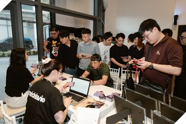 Cộng Đồng Tân 3Q: MAX “Xôm” Từ Online Đến Offline, Game Thủ Chống Nạng Vẫn Quyết Tâm Đi Hội Ngộ