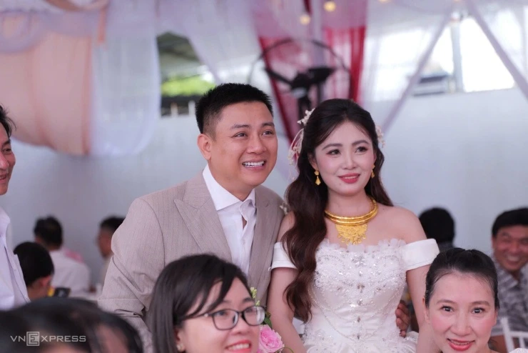 Đàm Vĩnh Hưng và đồng nghiệp chúc phúc Hoài Lâm Đàm Vĩnh Hưng và đồng nghiệp chúc phúc Hoài Lâm
