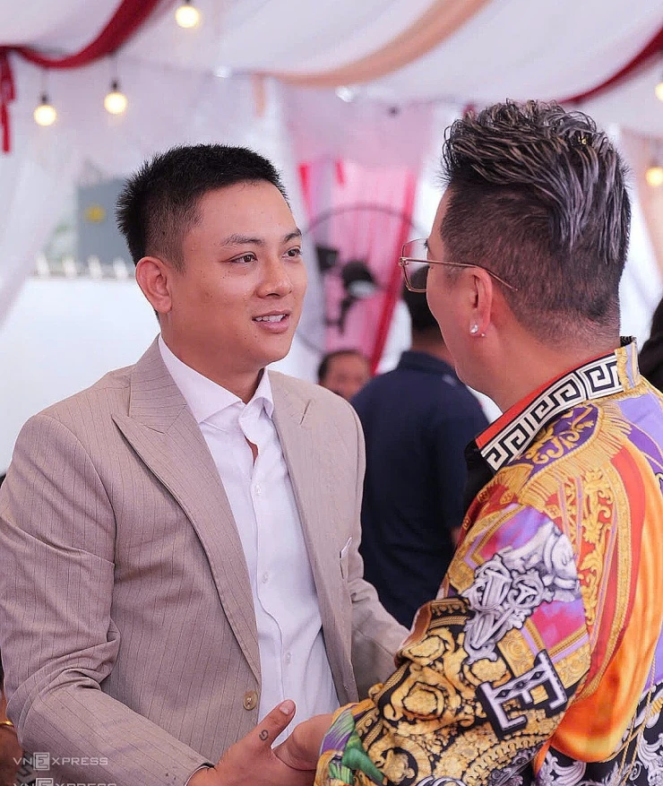 Đàm Vĩnh Hưng và đồng nghiệp chúc phúc Hoài Lâm Đàm Vĩnh Hưng và đồng nghiệp chúc phúc Hoài Lâm