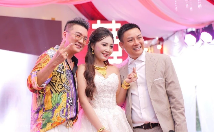 Đàm Vĩnh Hưng và đồng nghiệp chúc phúc Hoài Lâm Đàm Vĩnh Hưng và đồng nghiệp chúc phúc Hoài Lâm