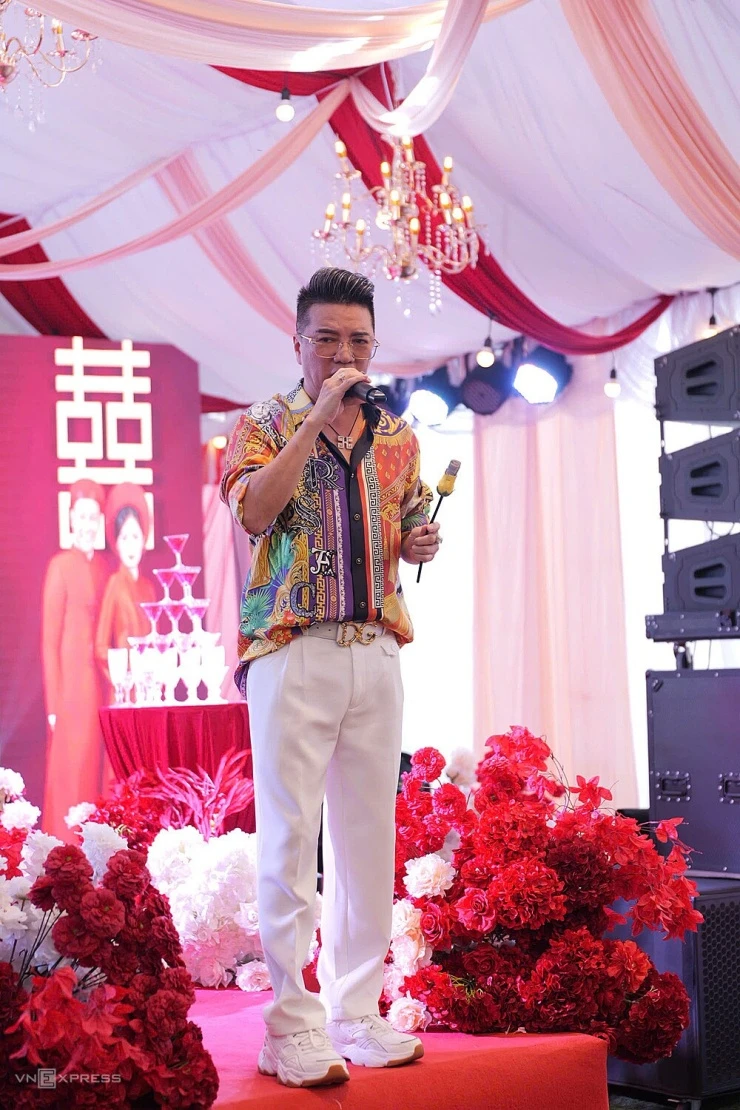 Đàm Vĩnh Hưng và đồng nghiệp chúc phúc Hoài Lâm Đàm Vĩnh Hưng và đồng nghiệp chúc phúc Hoài Lâm