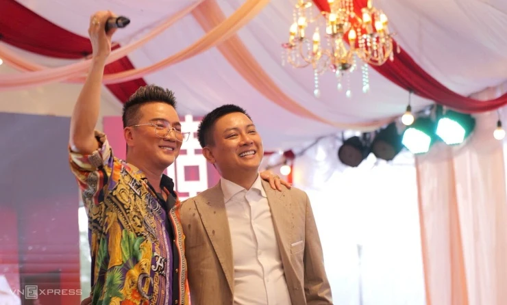 Đàm Vĩnh Hưng và đồng nghiệp chúc phúc Hoài Lâm Đàm Vĩnh Hưng và đồng nghiệp chúc phúc Hoài Lâm