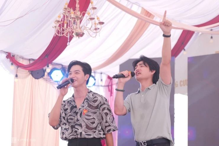 Đàm Vĩnh Hưng và đồng nghiệp chúc phúc Hoài Lâm Đàm Vĩnh Hưng và đồng nghiệp chúc phúc Hoài Lâm