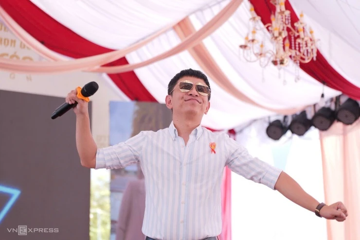 Đàm Vĩnh Hưng và đồng nghiệp chúc phúc Hoài Lâm Đàm Vĩnh Hưng và đồng nghiệp chúc phúc Hoài Lâm