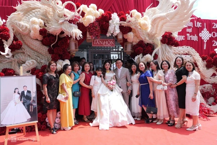 Đàm Vĩnh Hưng và đồng nghiệp chúc phúc Hoài Lâm Đàm Vĩnh Hưng và đồng nghiệp chúc phúc Hoài Lâm