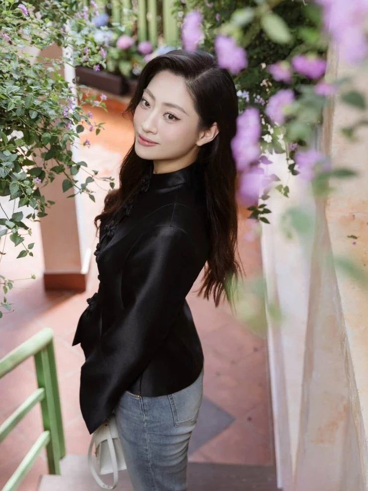 Dàn nghệ sĩ thăm quán cà phê của Đàm Vĩnh Hưng ở Đà Lạt Dàn nghệ sĩ thăm quán cà phê của Đàm Vĩnh Hưng ở Đà Lạt
